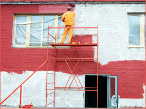 Краска для окрашивания фасада здания в городе